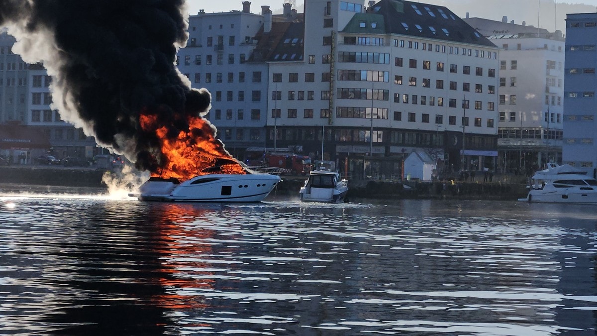 Nødetater rykker ut til melding om brann i båt i Bergen