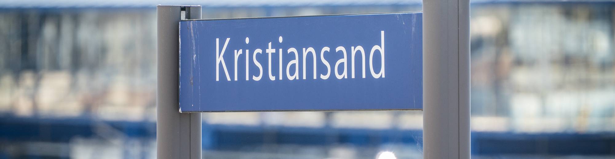 Skilt for Kristiansand på togstasjonen