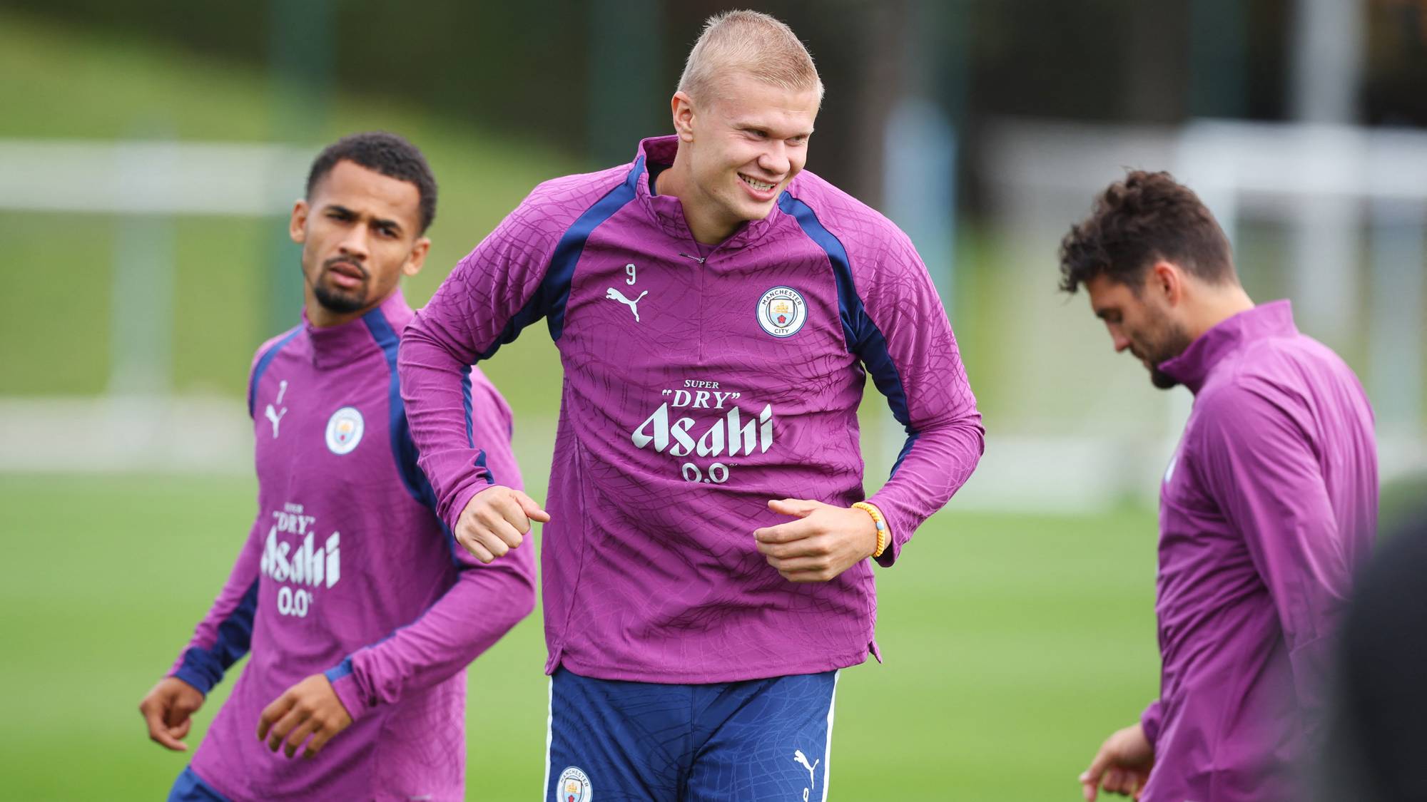 Erling Braut Haaland og lagkamerater på trening i lilla treningsdrakter fra Manchester City. (Bildebeskrivelsen er laget av en KI-tjeneste)