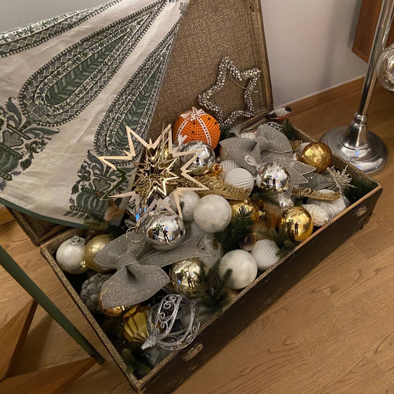 Julekofferten hos Trond er stappet med julekuler og pynt.