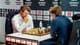 Fredrik Varfjell / NTB To sjakkspillere sitter ved et bord under Norway Chess. Den ene, Magnus Carlsen, har en hvit skjorte og tenker mens han ser på sjakkbrettet. Den andre spilleren, Vincent Keymer, har en mørk dress og sitter med ryggen til. Bak dem er det en bakvegg med logoer for Norway Chess. (Bildebeskrivelsen er laget av en KI-tjeneste)