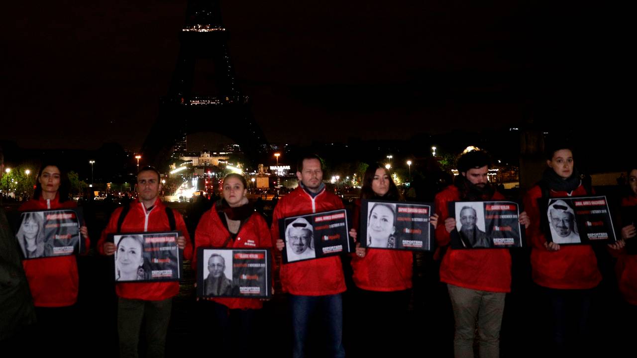 Demonstranter holder bilder av journalister som er blitt drept på jobb. Markeringen i Paris ble arrangert av Reportere uten grenser.