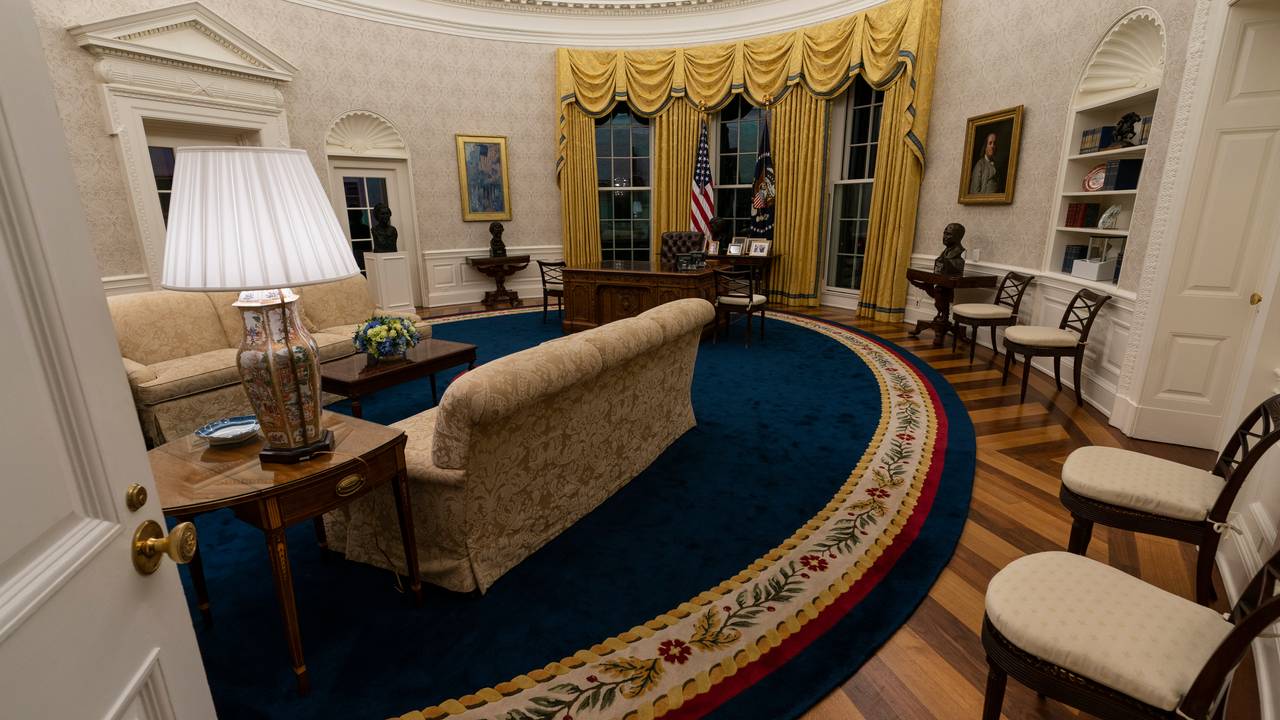 Det ovale kontor i Det hvite hus under Joe Biden. Teppet og sofagruppen som er funnet frem igjen. 