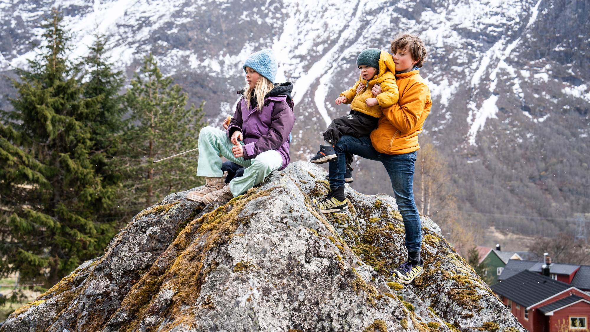 tre barn på stor stein