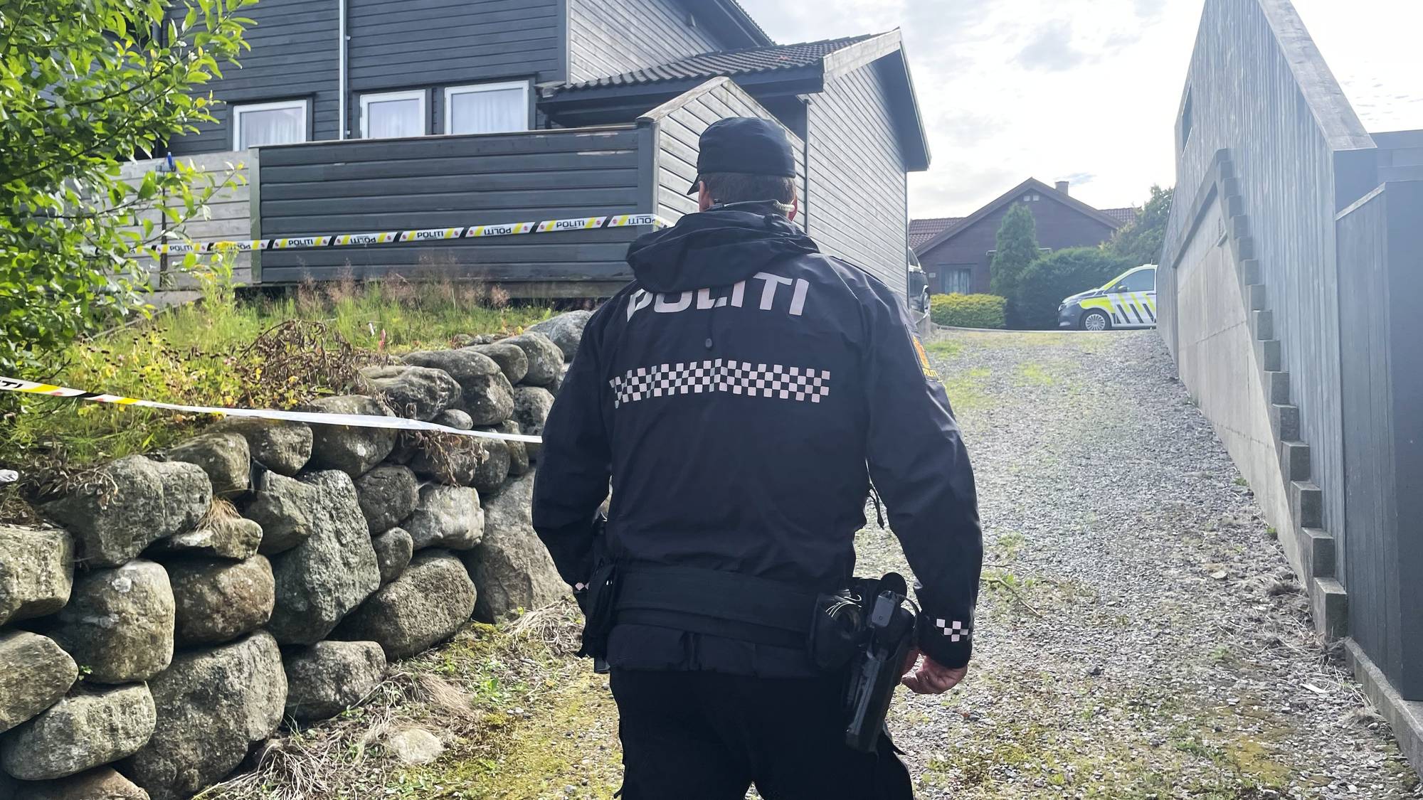 politimann går opp bakke