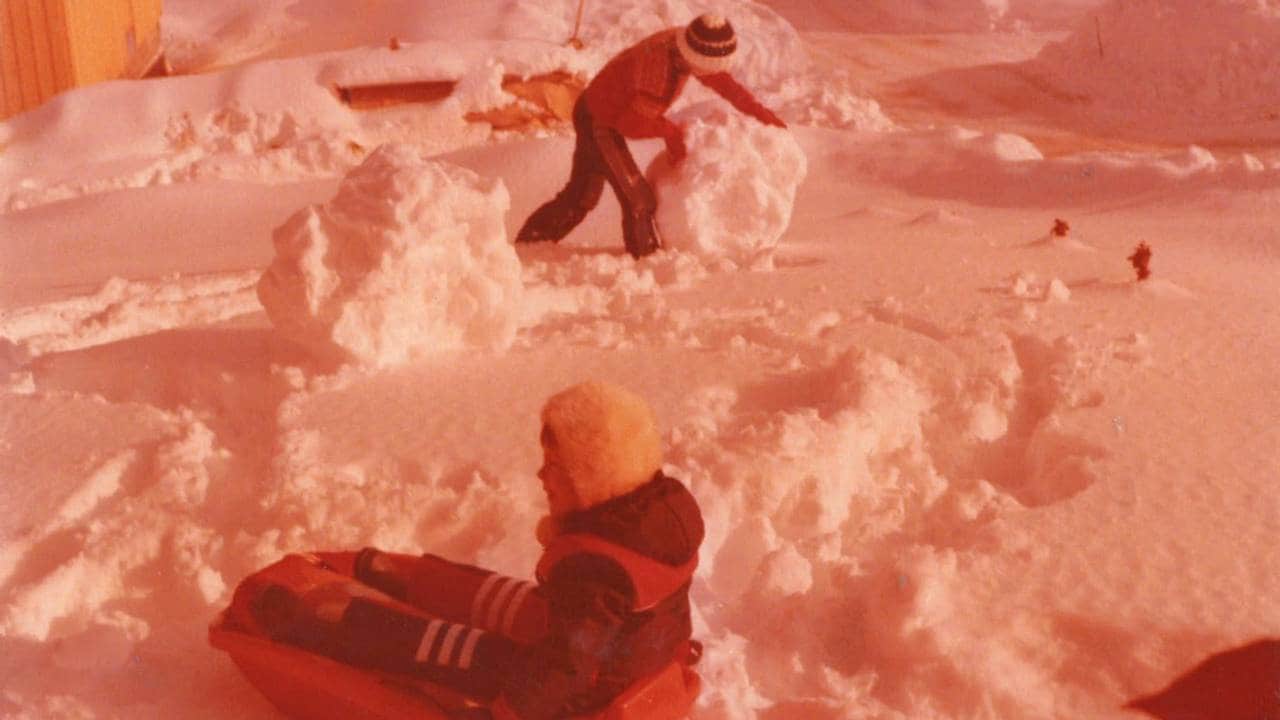 Anne Kathrine Angvik har tatt med lillesøster Eva Helen Angvik-Kristiansen for å bygge snømann