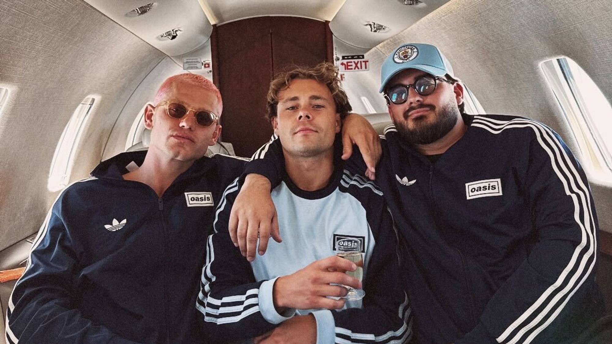 Henrik Nielsen og Julian Ryerson om bord på et privatfly