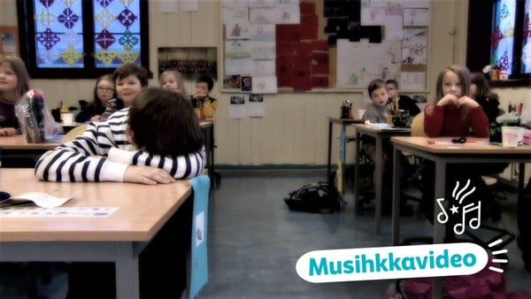 En gutt sovner på skolen og drømmer at han er ute og leker med en klassevenninne.