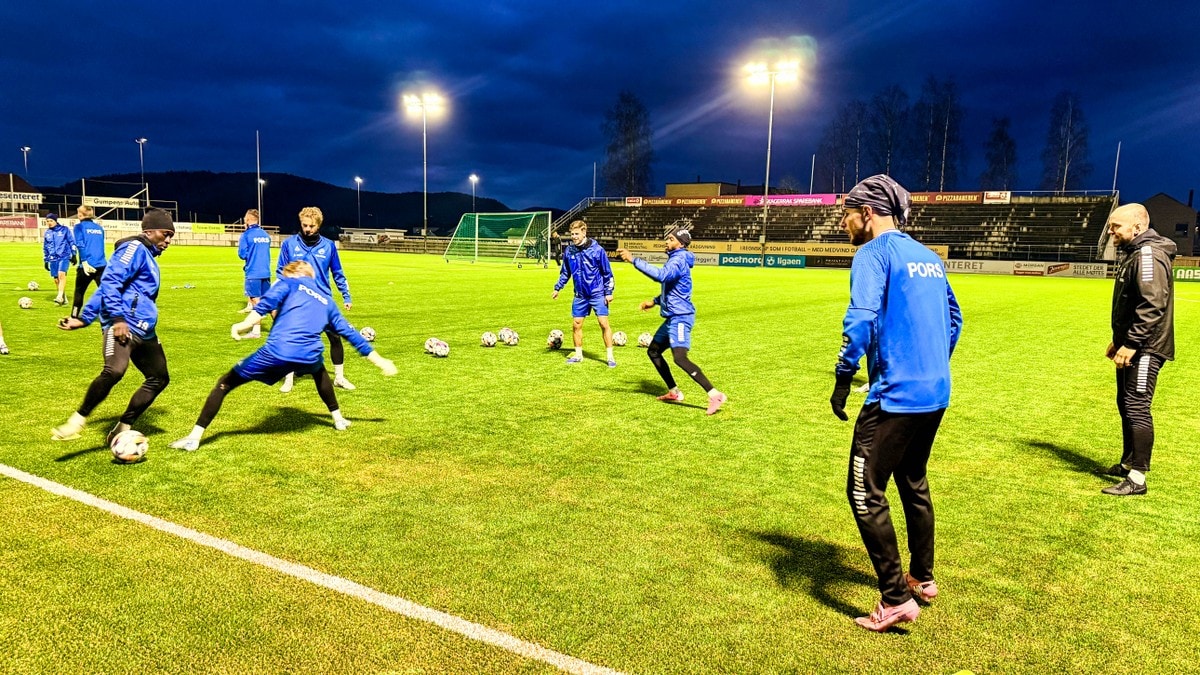 Droppar miljøversting på nye fotballbanar – går for norsk bjørk