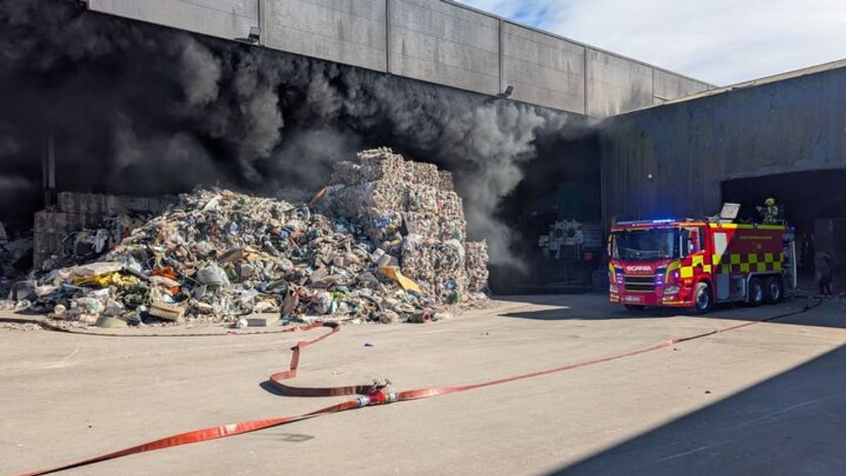 Flere hundre tonn med restavfall brenner i Sandefjord