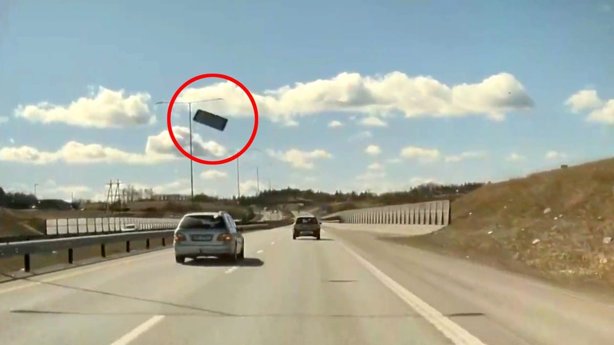 Her treffer soltaket frontruta i 110 km/t