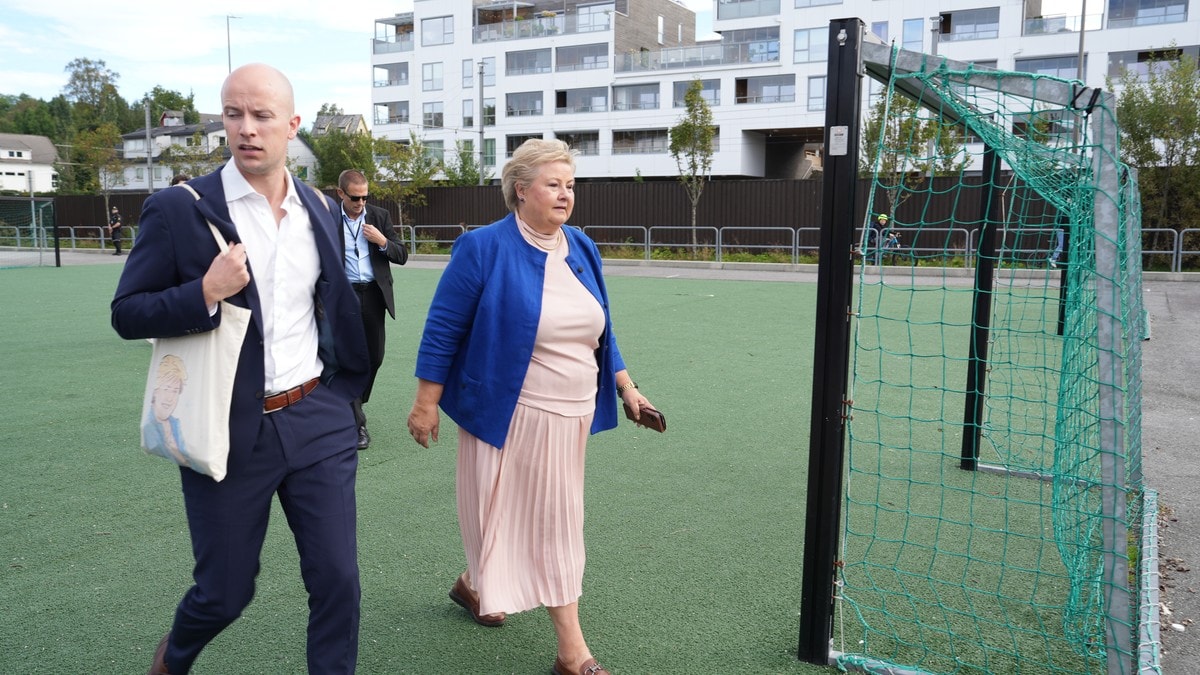 Her er Erna Solberg på vei til valglokalet - uten ektemannen