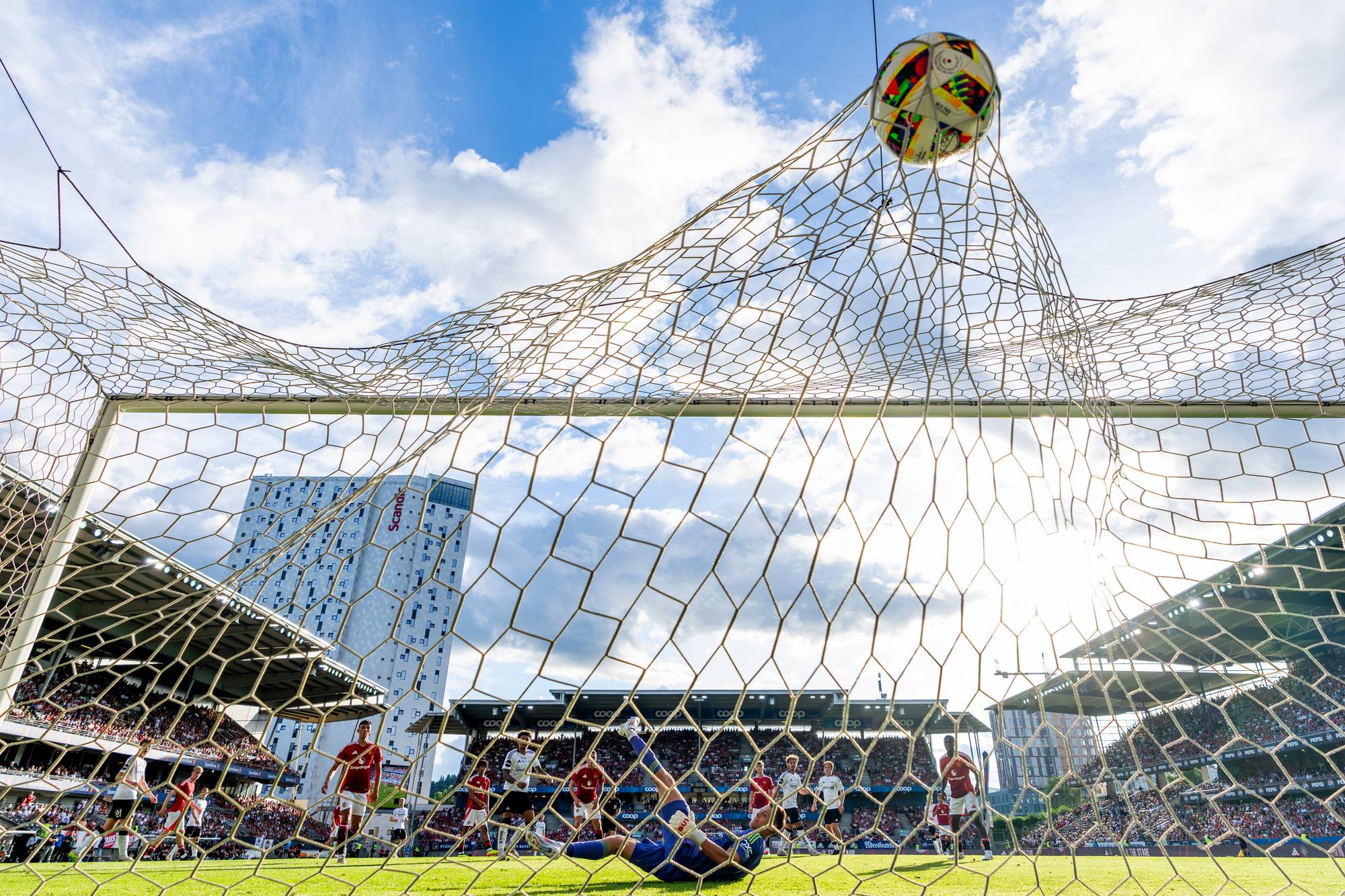 Rosenborgs Noah Holm setter kampens eneste mål under treningskampen mot Manchester United på Lerkendal stadion. (1-0)
