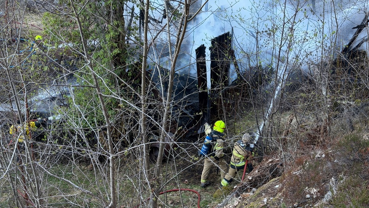 Brann i hytte i Molde - to hus evakuert