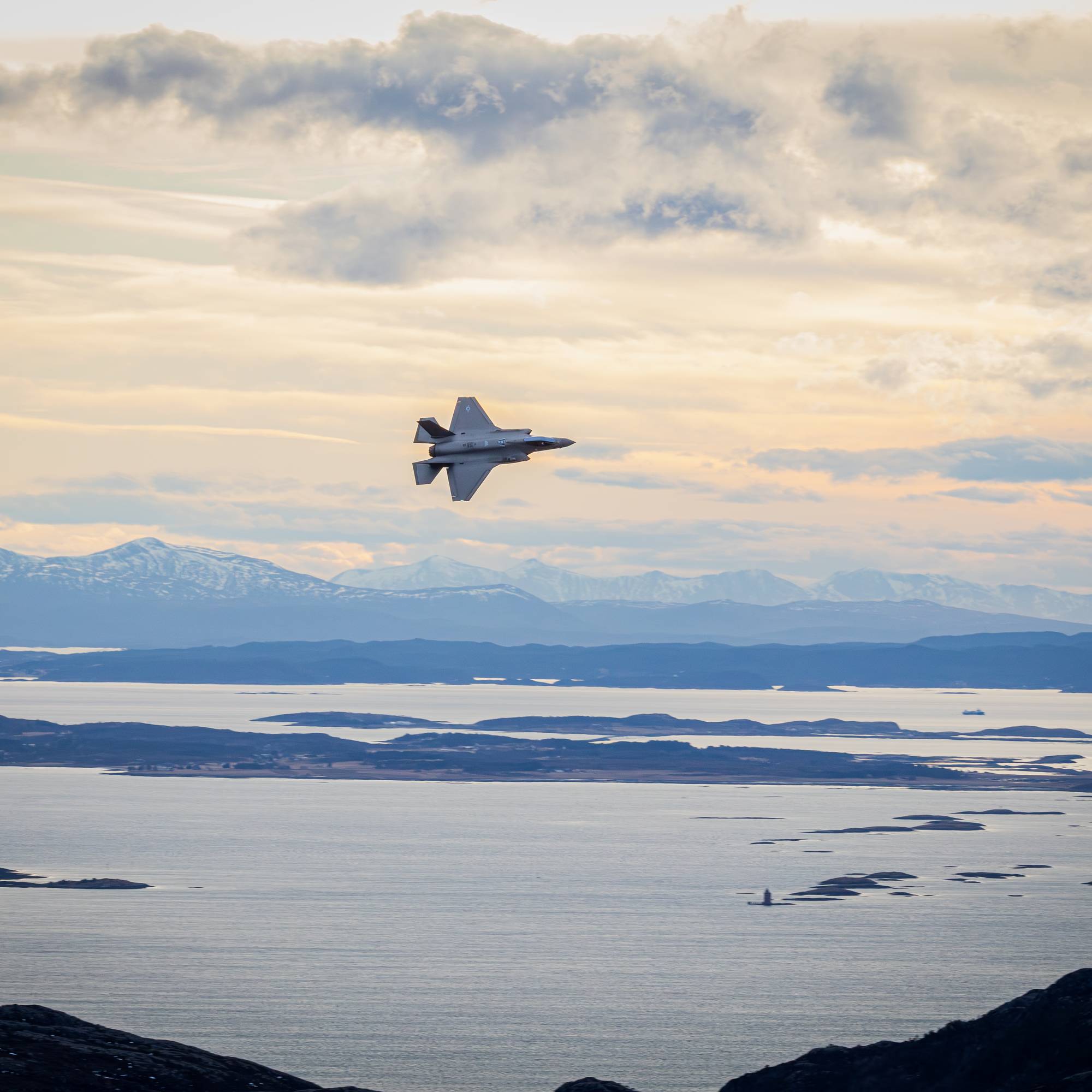 F-35 som flyr lavt over Fosen, Trøndelag