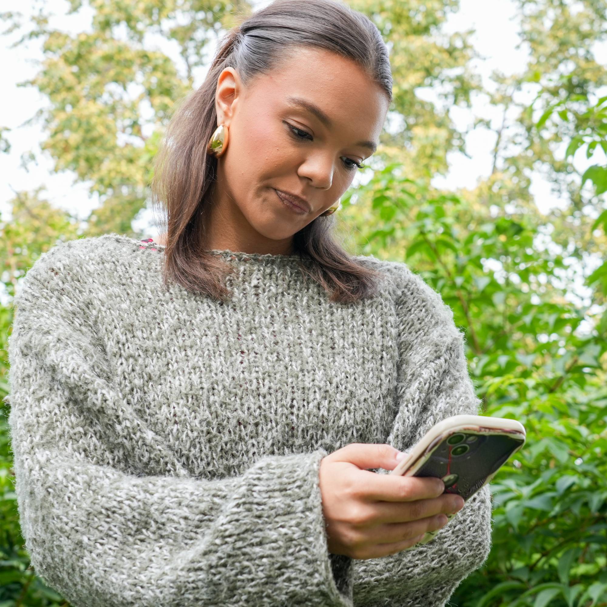 Sade Karlsen sjekker telefonen