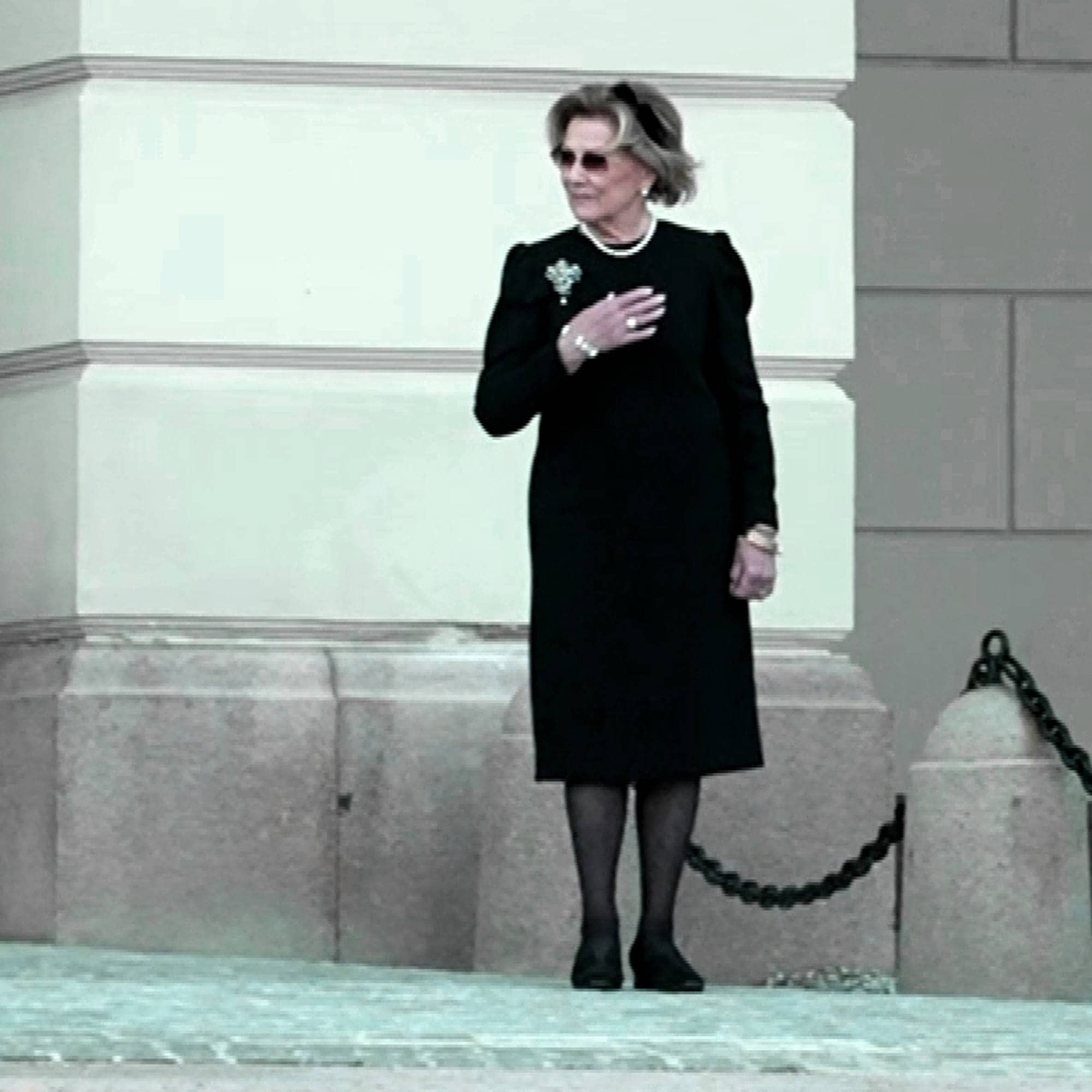 Dronning Sonja på Slottsplassen