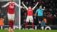 Alastair Grant / AP / NTB En spiller fra Arsenal hever armene i jubel etter et mål, mens en dommer viser kort. I bakgrunnen står flere medspillere og tilskuere. Omgivelsene er fotballstadion, og stemningen er intens. Dommeren er kledd i blått, og det er flere tilskuere synlig i bakgrunnen. (Bildebeskrivelsen er laget av en KI-tjeneste)