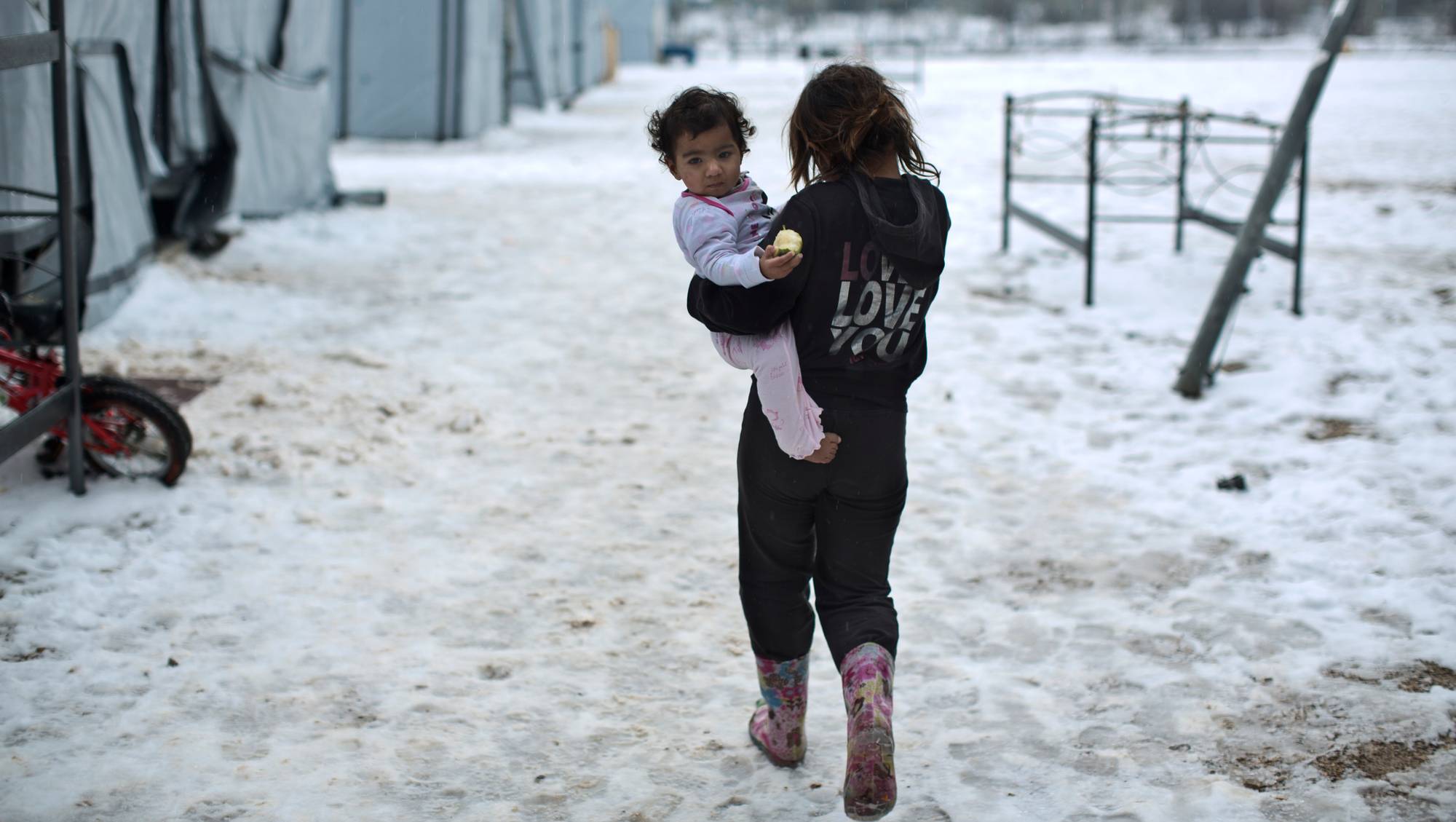 Колд дети. Syria children Winter. Маленькие дети беженцы. Сирийские дети учатся на улице зимой. Ролик о мирной жизни детей.