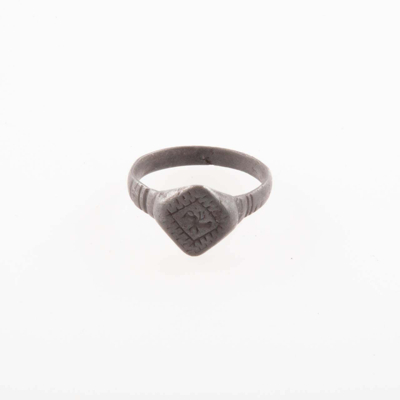 Ring tatt fra en samisk grav til De Schreinerske samlinger i Oslo.