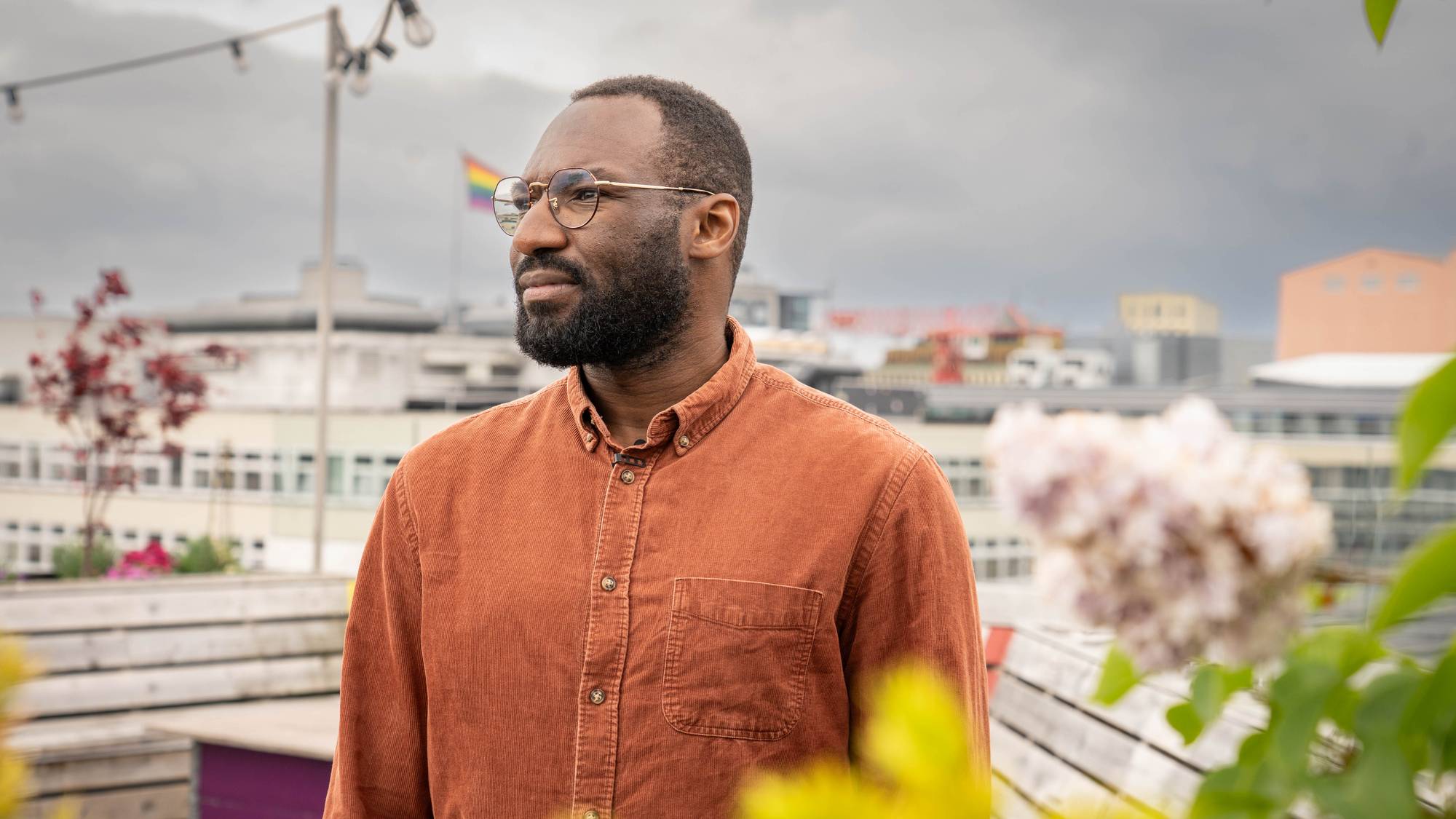 Stephen Adom i oransje skjorte på FRIs takterasse