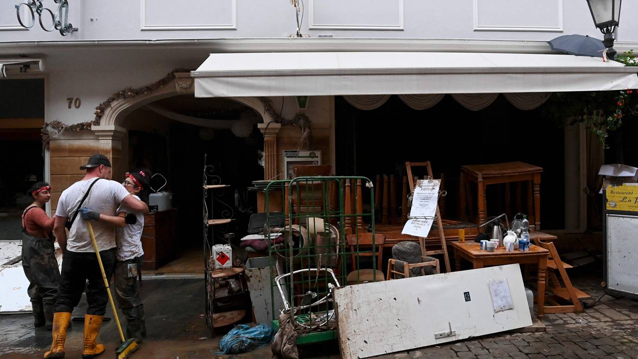 Innbyggerne i Ahrweiler-Bad Neuenahr rydder opp etter flommen.