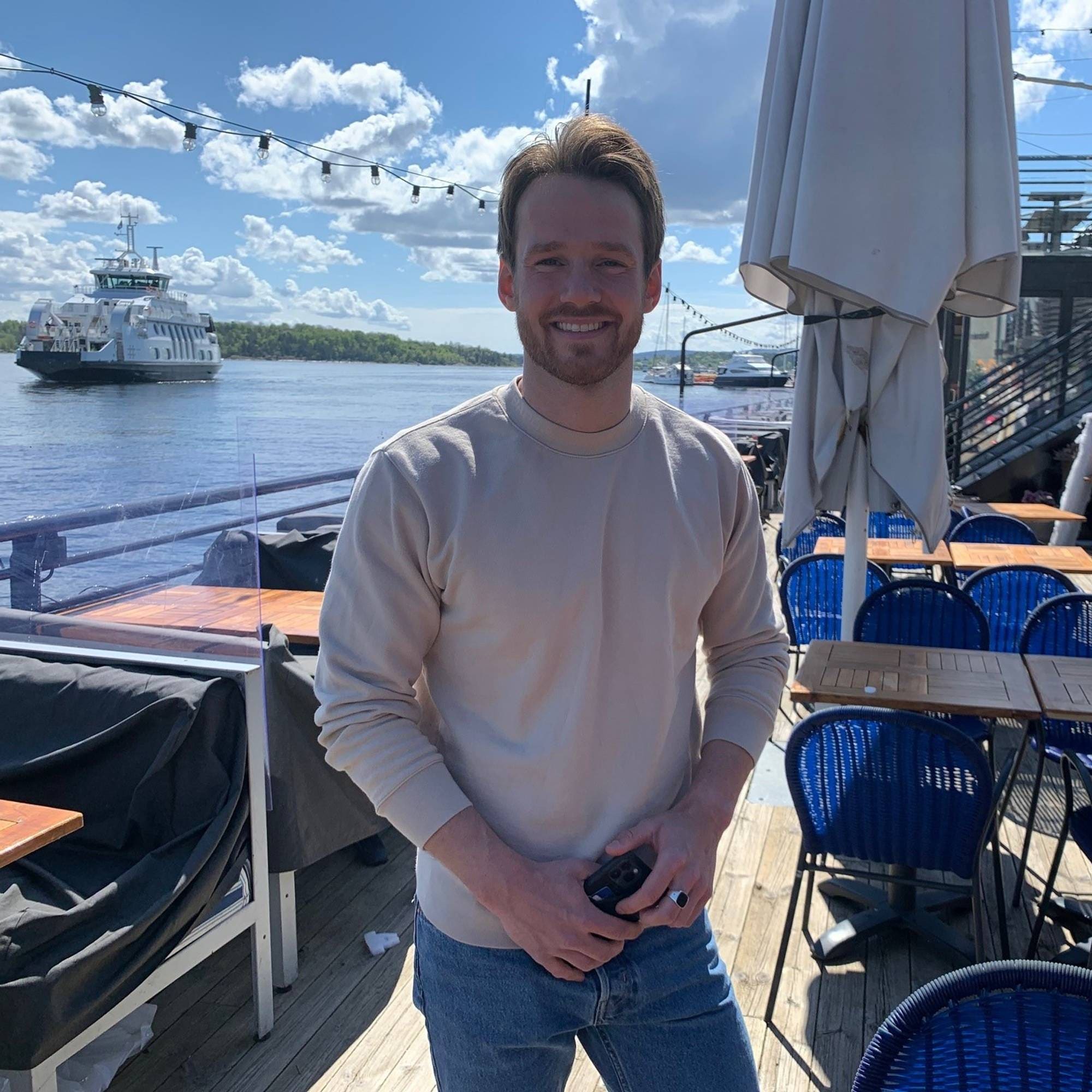 Eier Joppe Gjelseth av Lekteren på Aker brygge er strålende fornøyd med at Oslo åpner igjen.