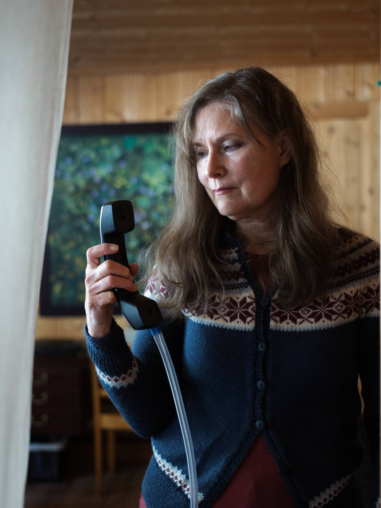 Debora Atwood flykter fra stråling. Telefonen hennes er ombygd og lyden går med luft til røret.