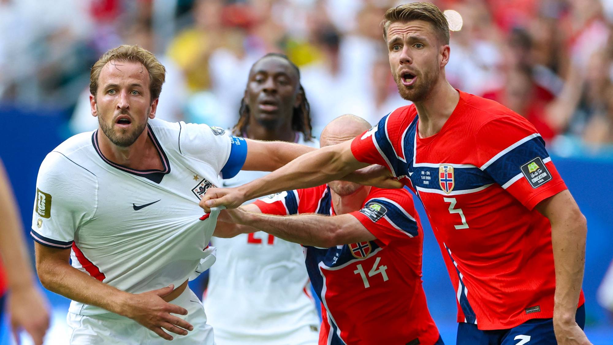 Harry Kane i duell med norske spillere under en fotballkamp. (Bildebeskrivelsen er laget av en KI-tjeneste)