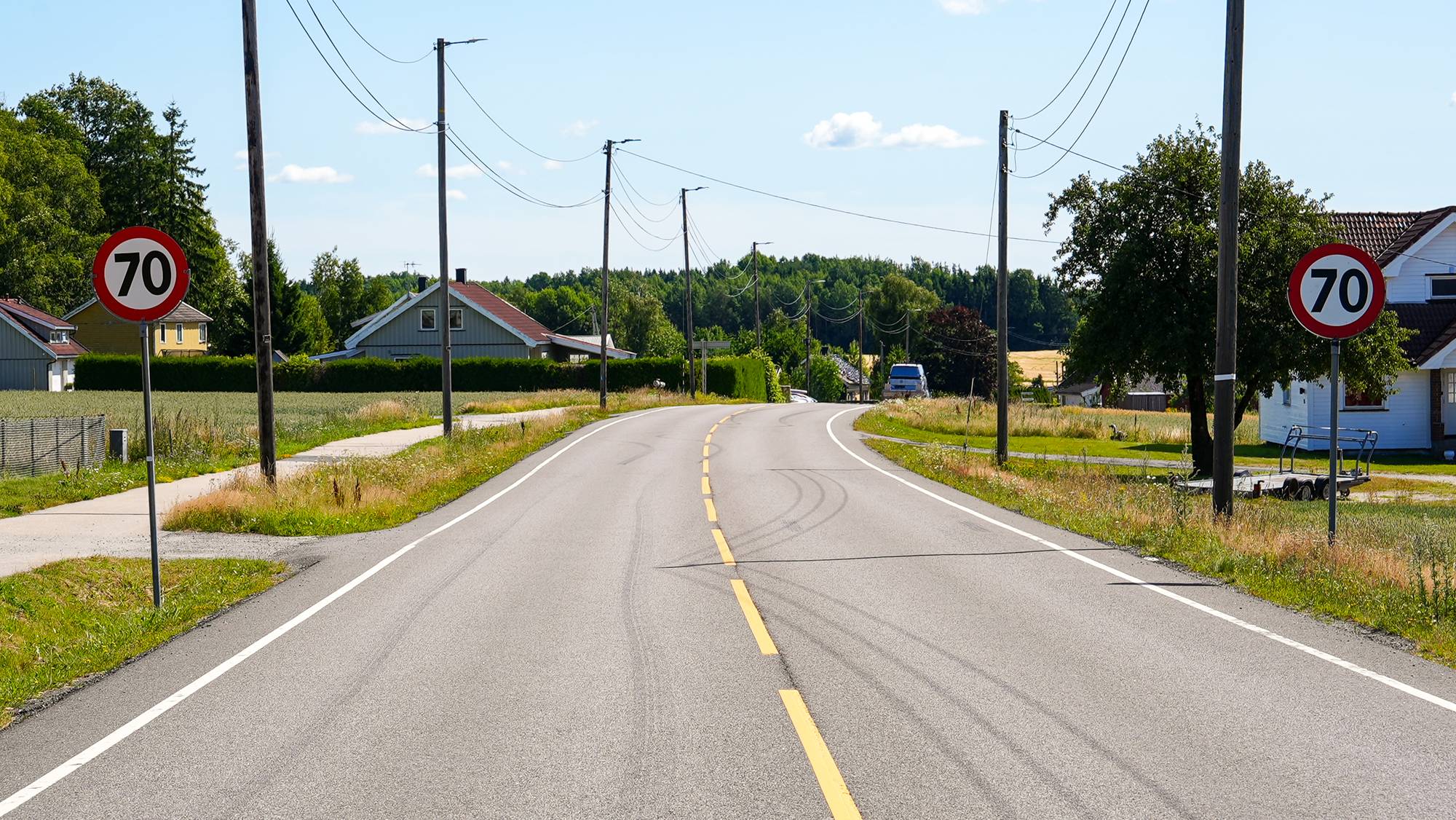 en vei med et skilt på. Det er 70 i fargsgrense (Bildebeskrivelsen er laget av en KI-tjeneste)