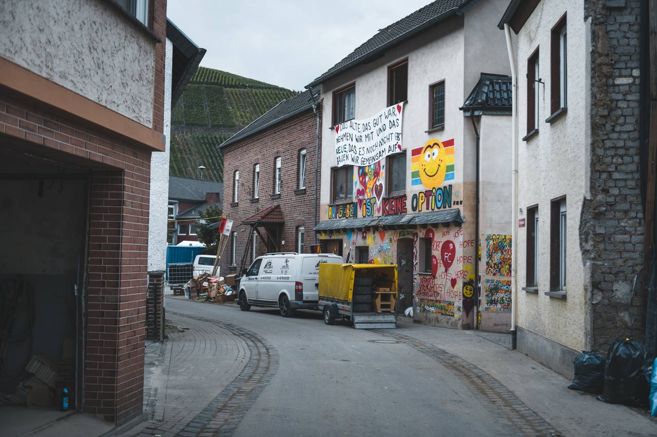 Et hus i en gate i Dernau er pyntet av barnetegninger.