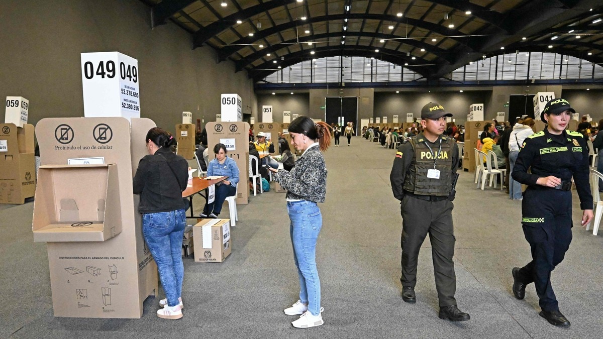 Valglokalene åpnet i Colombia