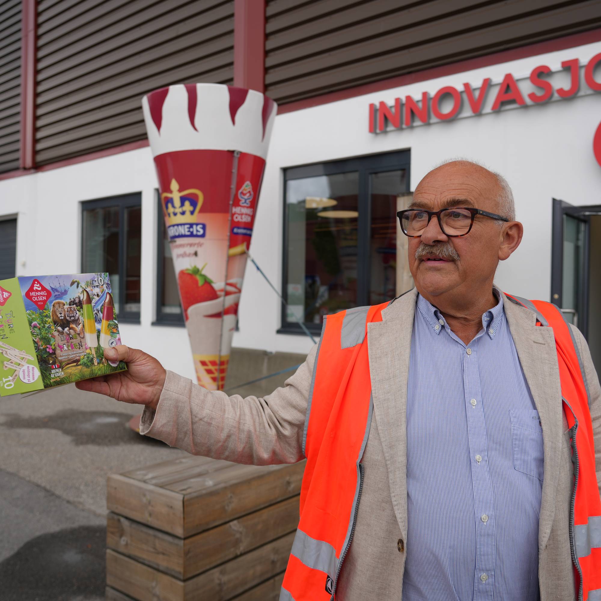 en mann foran gigantisk iskrem