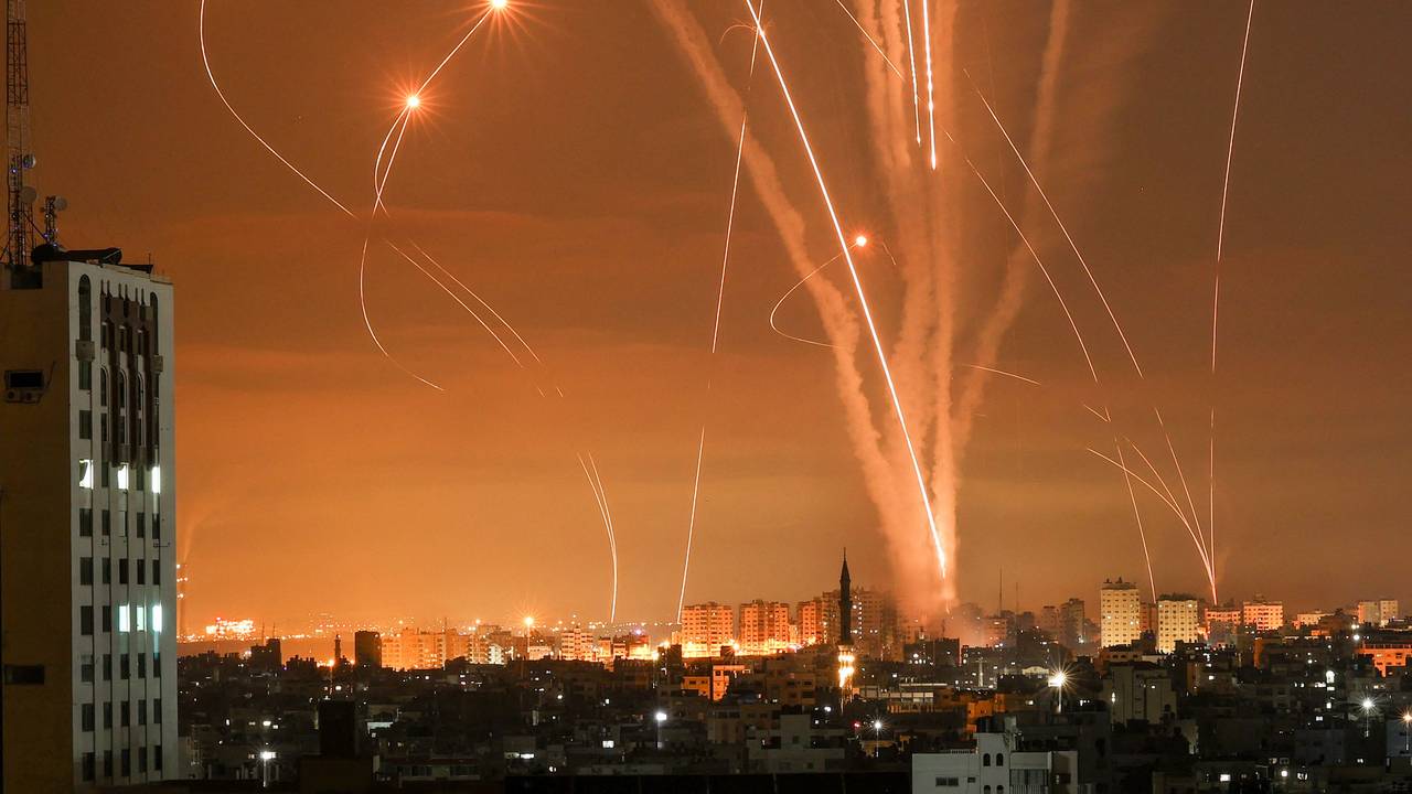 Lyset som fulgte rakettene som ble fyrt opp fra Beit Lahia, nord på Gazastripen, i retning Israel. sett på himmelen.
