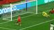 Albert Gea / REUTERS,NTB Fotballspiller i rød drakt skyter mot et mål der keeperen kaster seg. Medspiller sitter i gresset. (Bildebeskrivelsen er laget av en KI-tjeneste)