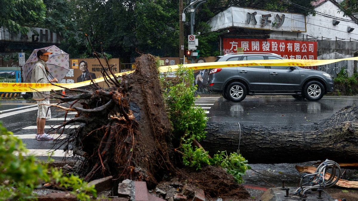 Én død og over 500 skadet i tyfon på Taiwan