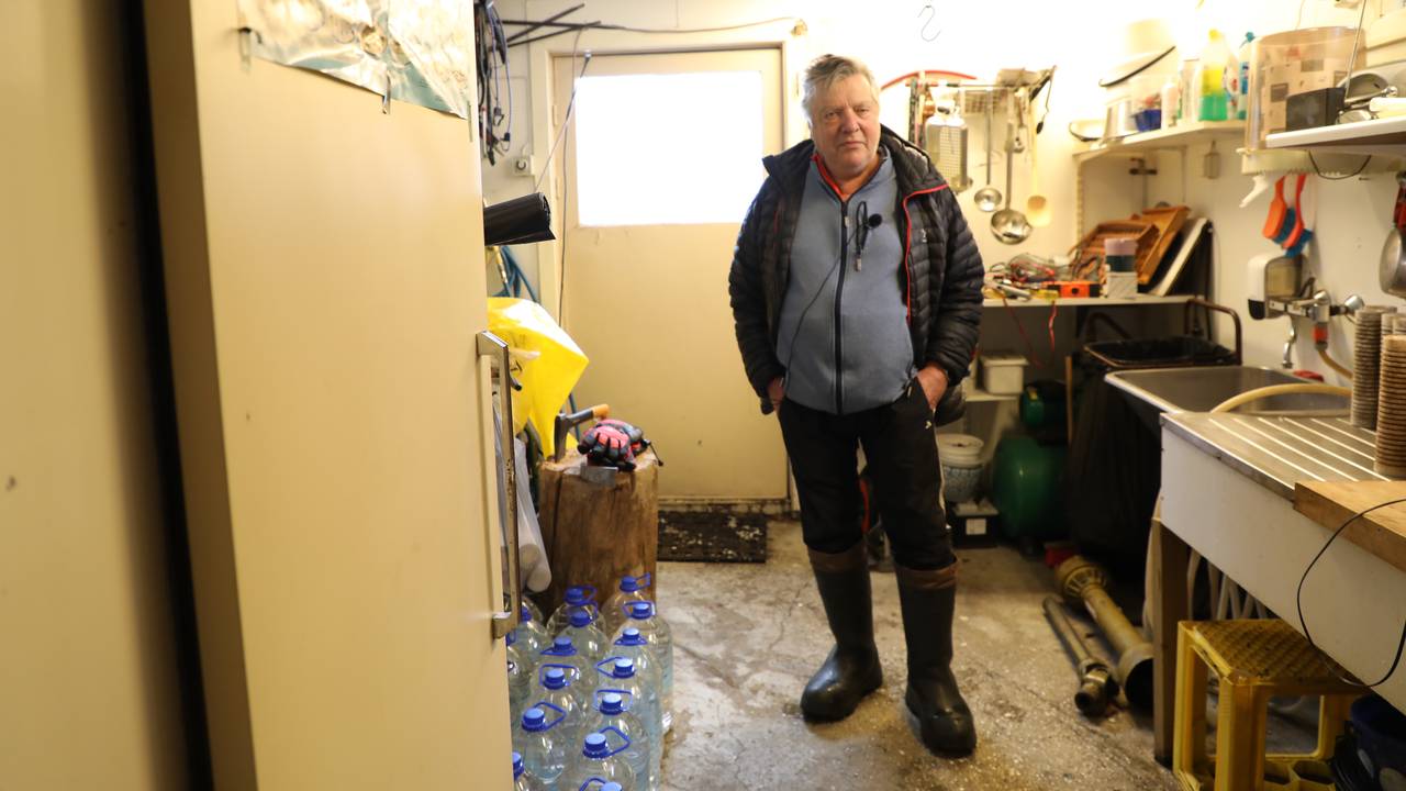 Jan Ryeng med vassdunkar på eine sida, og vassfilter på andre.
