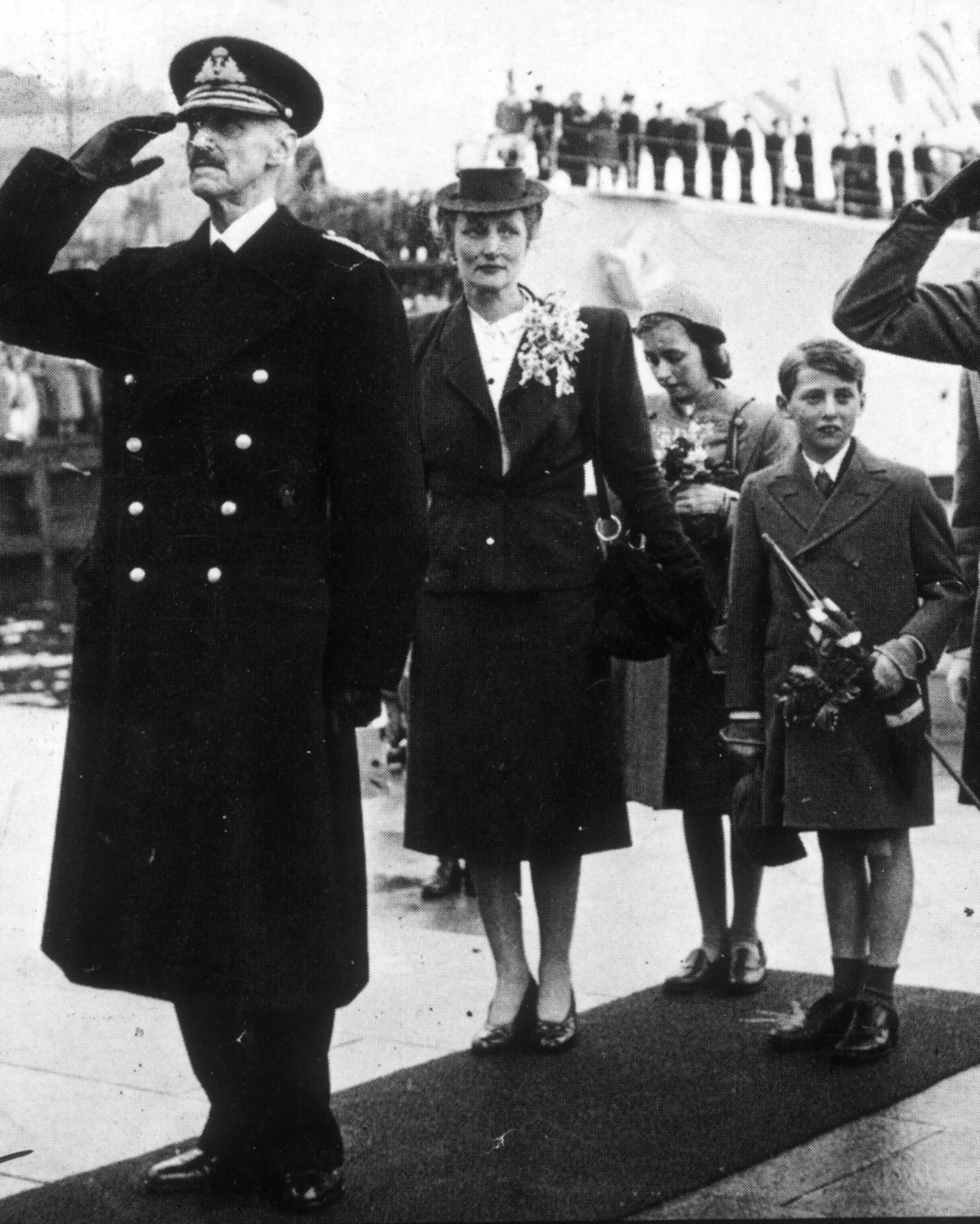 Oslo 7 juni 1945.  En jublende folkemasse på Honnørbryggen ønsket kongefamilien velkommen tilbake til Norge 7. juni 1945.  F.v. Kong Haakon, kronprinsesse Mrtha, prinsessene Ranghild og Astrid, prins Harald og kronprins Olav. /honnørhilsen/fredsdagene/ Foto: Aftenposten