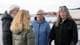 Foto: Caroline Bergli Tolfsen / NRK Kvinner står og snakker sammen ved en brygge på Hvaler.