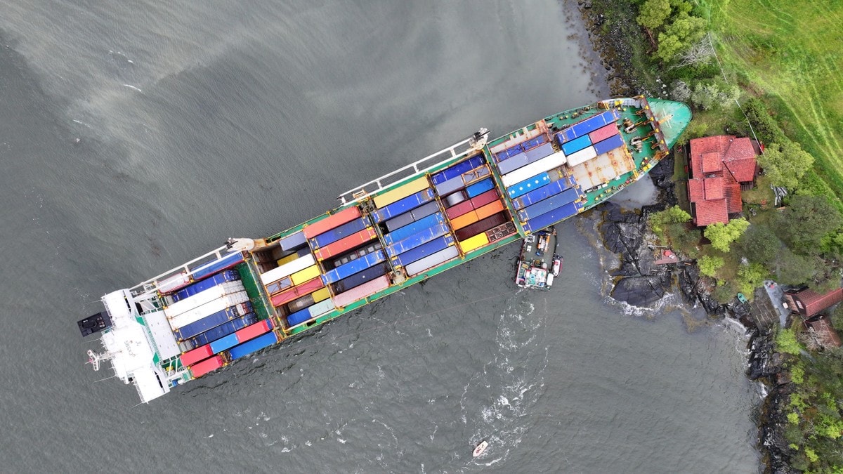 Containerskip fjernes i Trondheim: Arbeid kan ta en uke