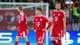 Foto: Lise Åserud / NTB Bayern München-spillere, inkludert Harry Kane, går over banen på en fotballstadion. (Bildebeskrivelsen er laget av en KI-tjeneste)