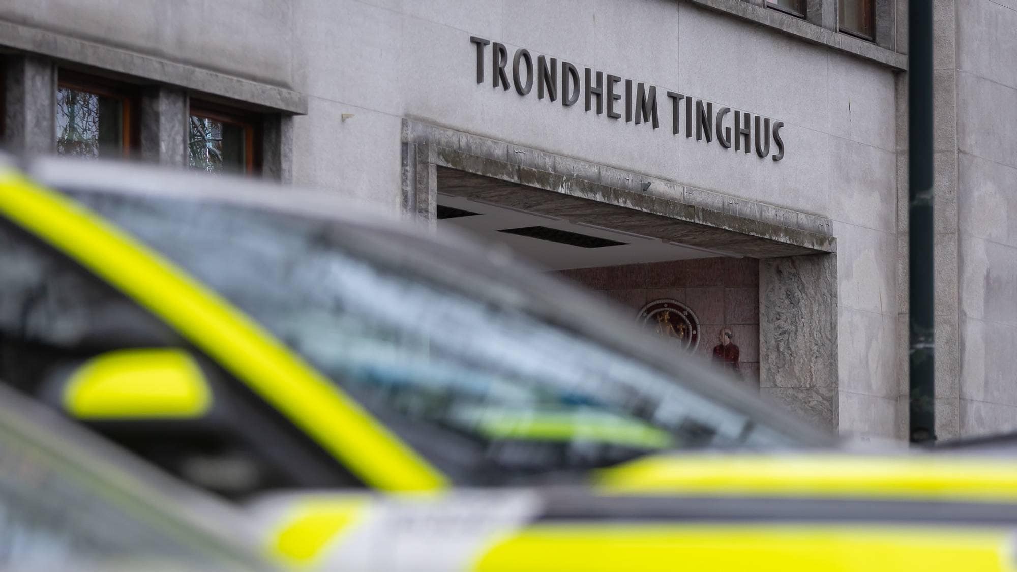En politibil foran Trondheim tinghus.
