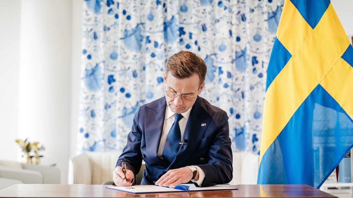 Her signerer Sveriges statsminister Nato-papirene