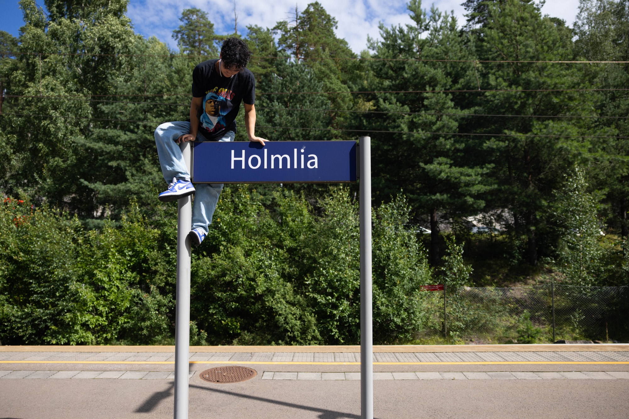 Bilde av Van Dan (21) oppå Holmlia togskiltet.