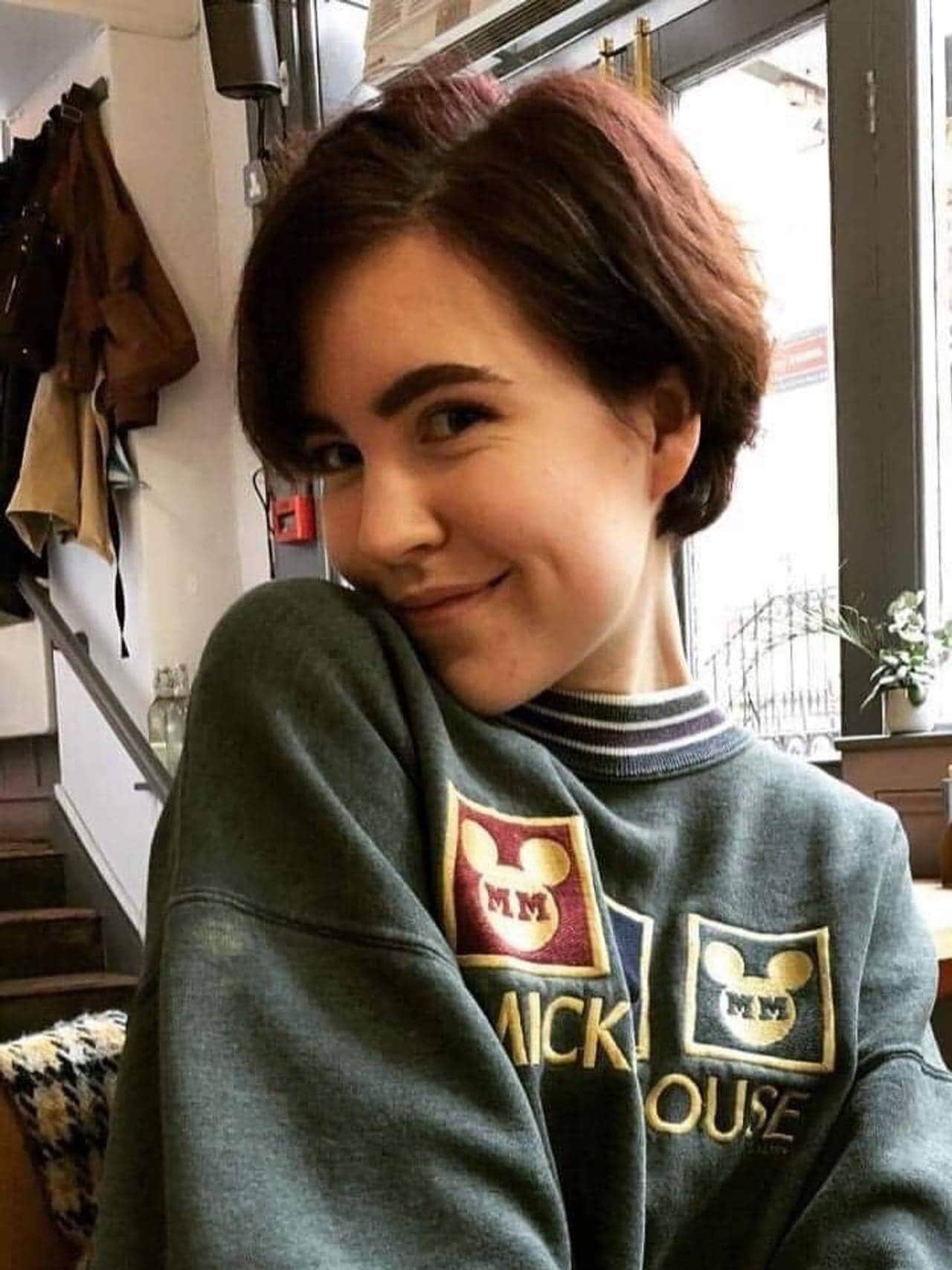 Bilde Cecilie som poserer og smiler til kamera