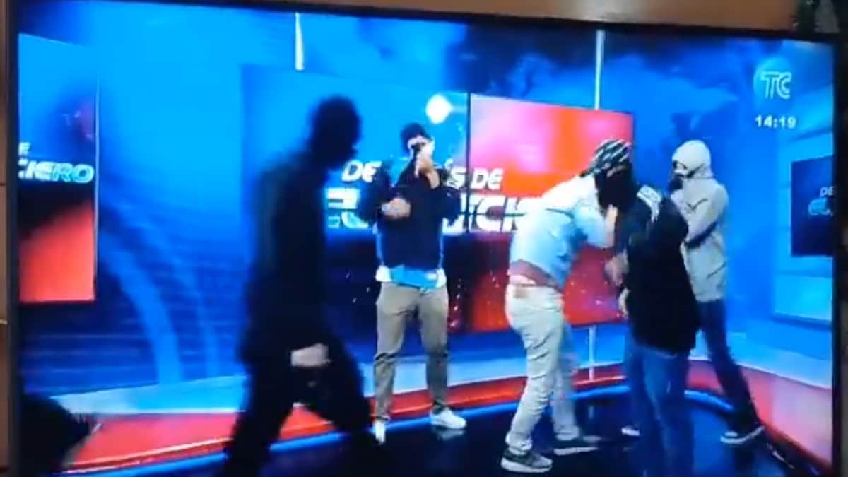 Væpna personar har brote seg inn i studio til TV-kanal i Ecuador