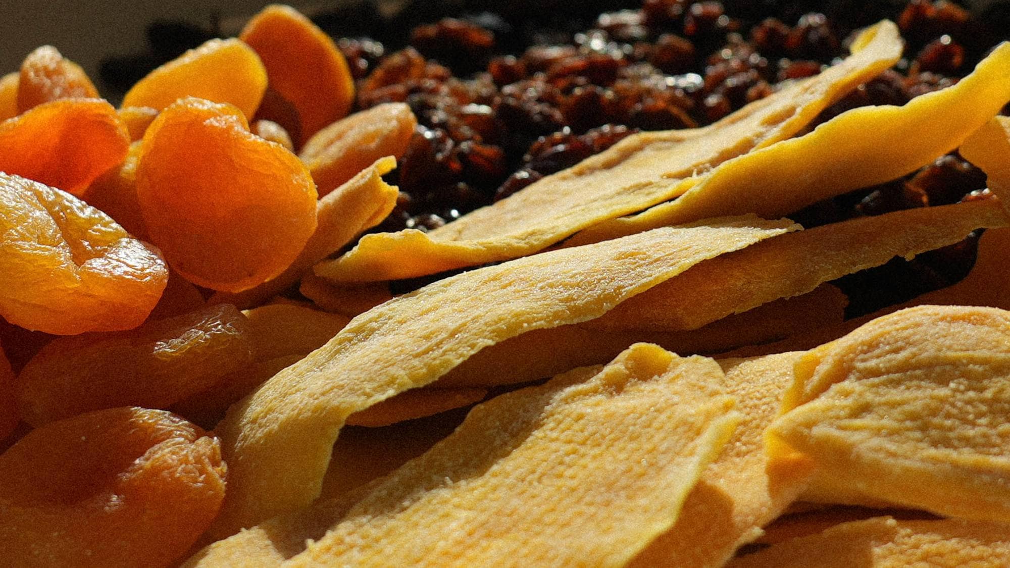 Tørket frukt. Aprikos, mango og rosiner
