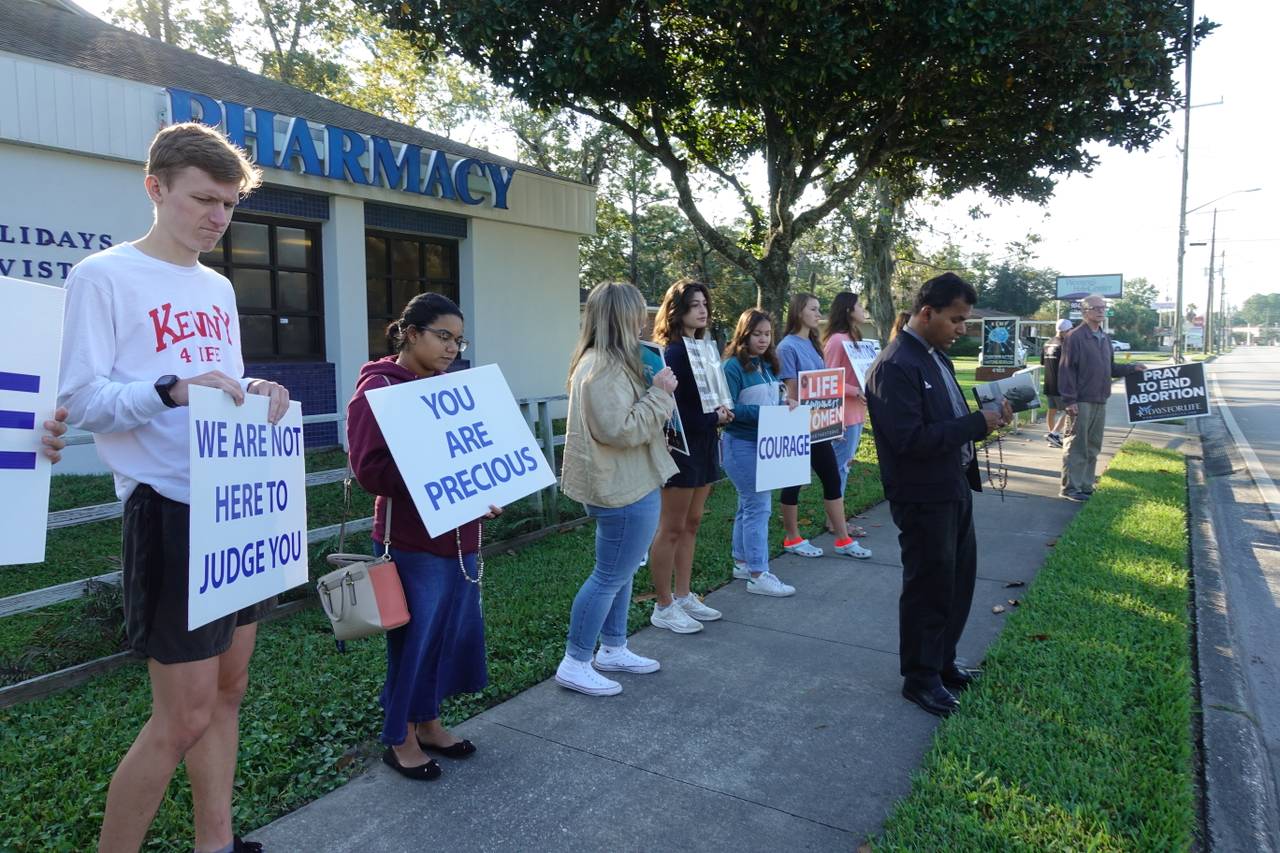 STILLE PROTEST: Hver lørdag står abortmotstandere utenfor klinikken i Jacksonville i Florida. De understreker at de følger loven. 