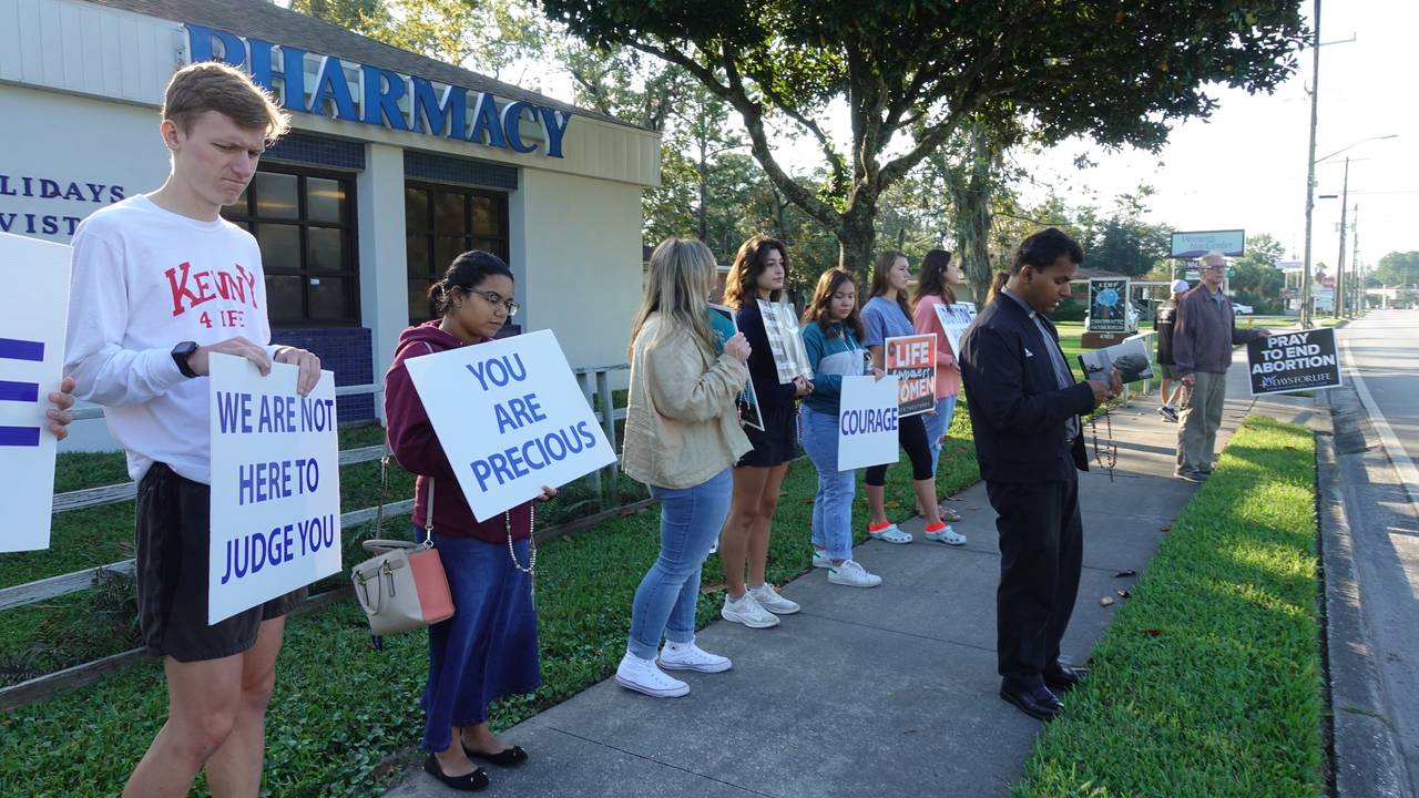 STILLE PROTEST: Hver lørdag står abortmotstandere utenfor klinikken i Jacksonville i Florida. De understreker at de følger loven.