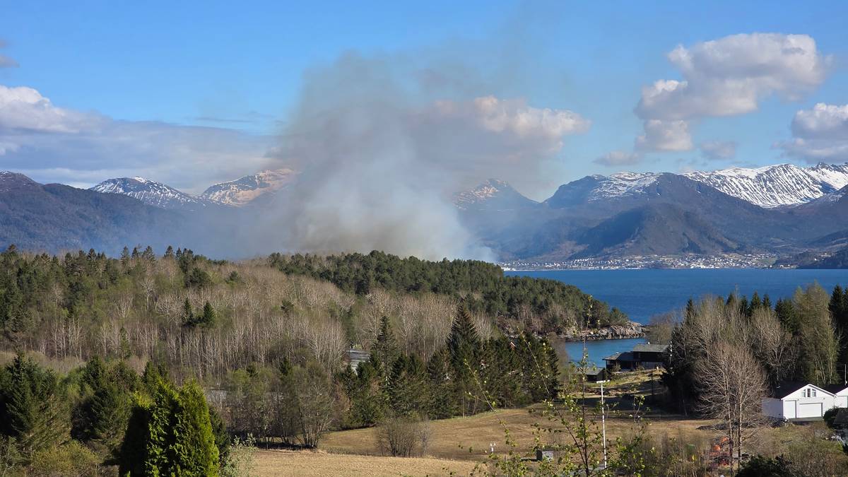 Vurderer å evakuere folk på grunn av brann i Ålesund - brannvesenet har ikkje kontroll